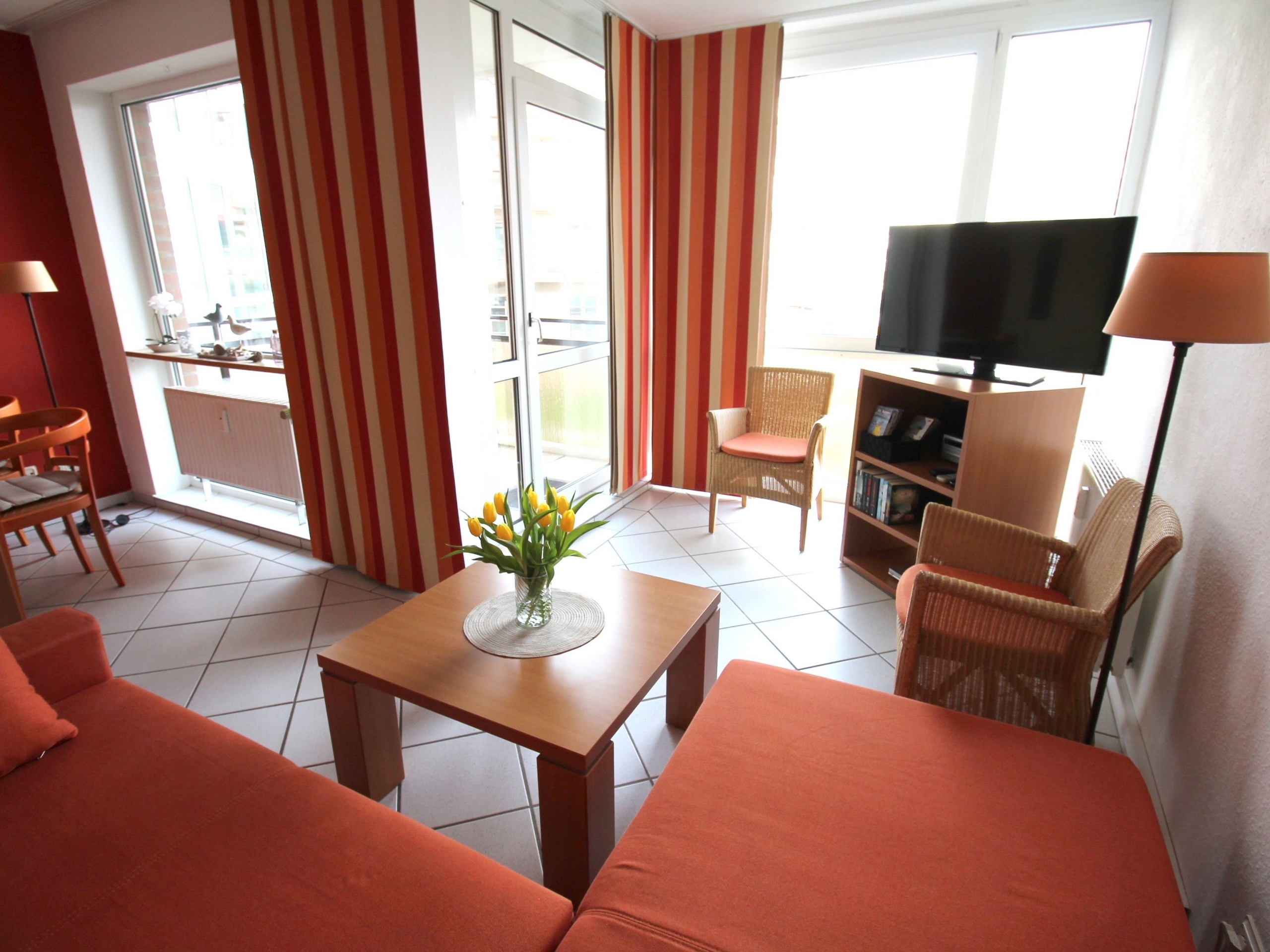 1 PAS 3.23: Farbenfrohe helle Wohnung nur 150m vom Döser Sandstrand entfernt