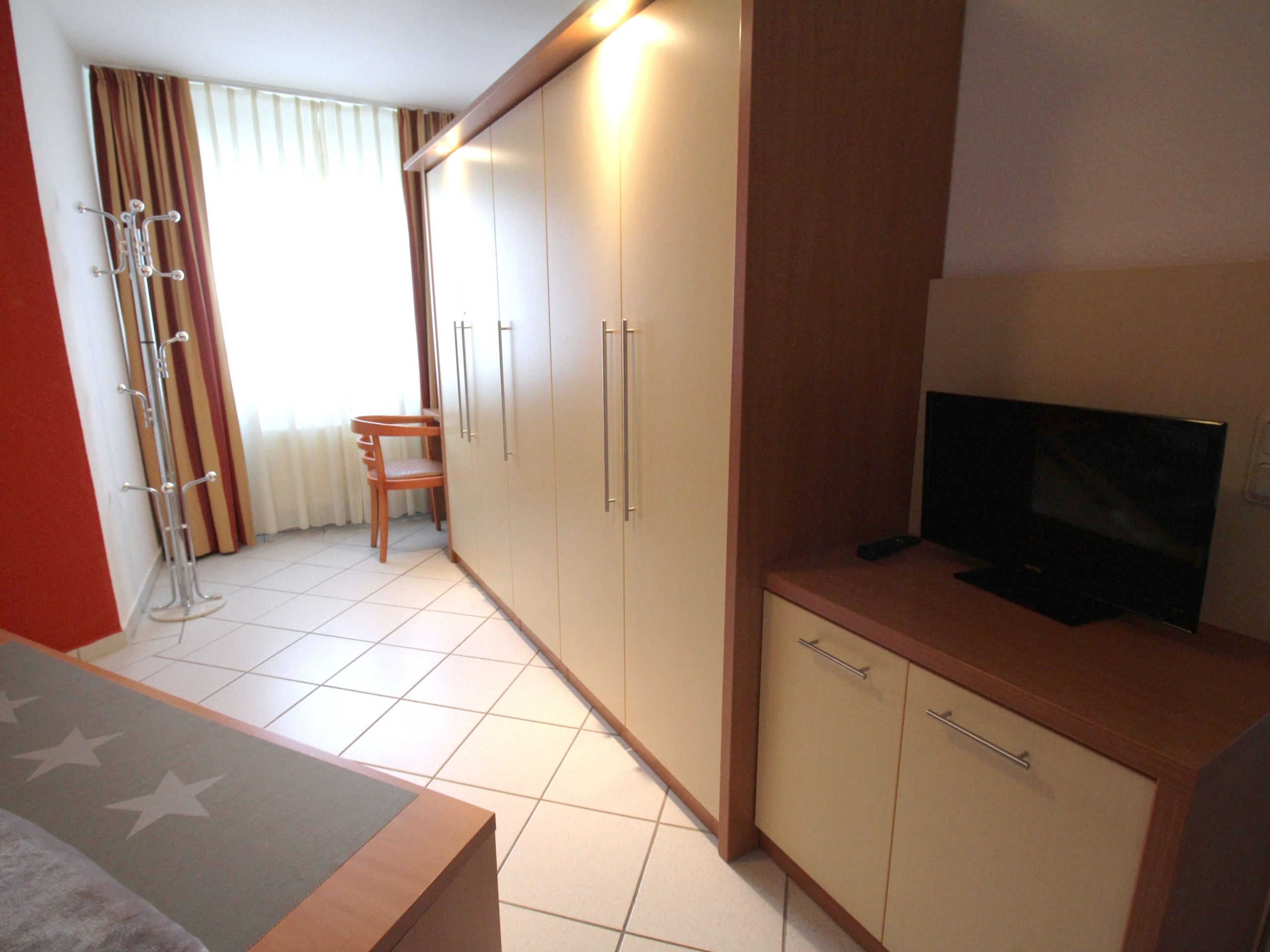 8 PAS 3.23: Farbenfrohe helle Wohnung nur 150m vom Döser Sandstrand entfernt