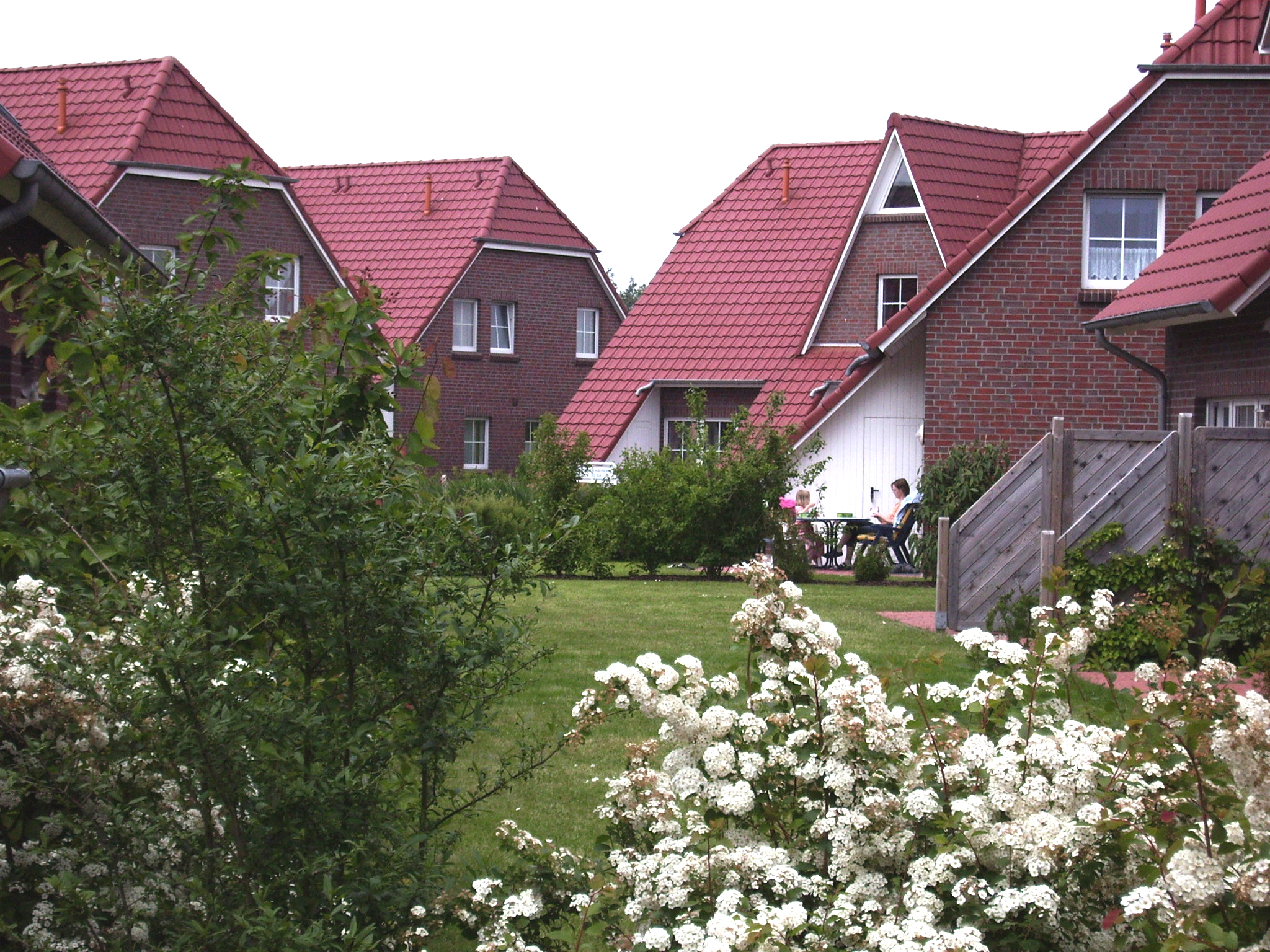 BUH Gartenansicht II 06.2006 BUH 24: helles Reihenendhaus mit 2 Schlafzimmern im Seepark Burhave